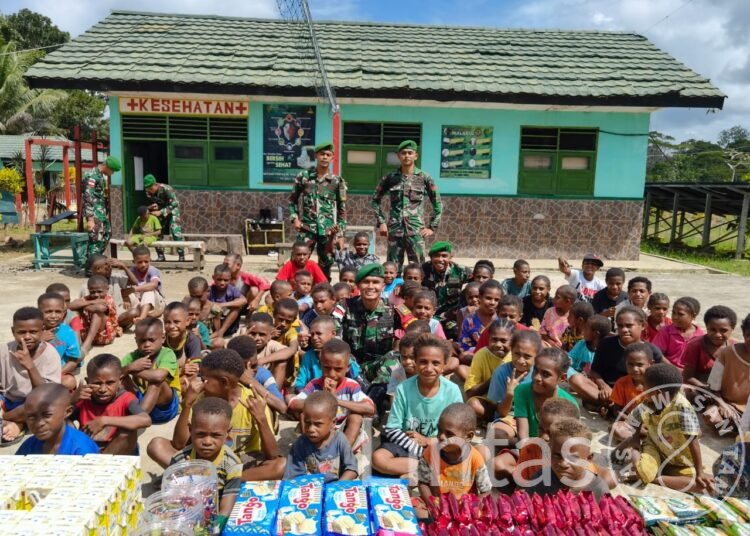 Keseruan Satgas Yonif 310/KK Bersama Anak Papua Terapkan Perilaku Hidup Bersih Dan Sehat