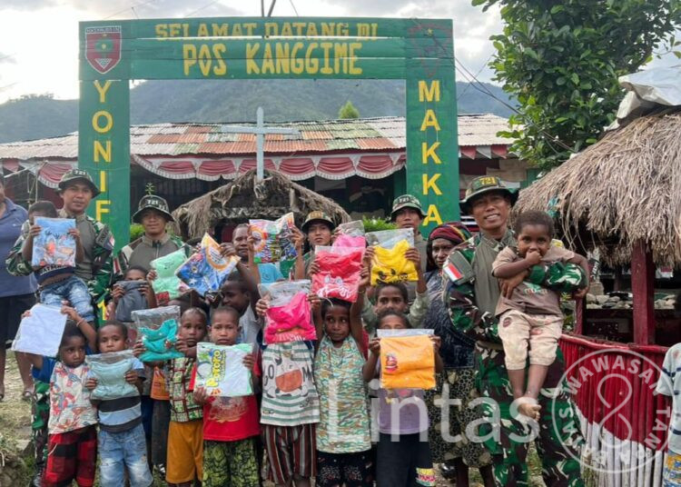 Kepedulian Satgas Yonif 721/Makkasau Berikan Bantuan Pakaian Untuk Anak-Anak Distrik Kanggime