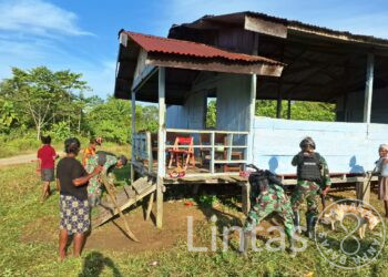 Rawat Balai Kampung Sebagai Prasarana Berkumpul Warga, Satgas Yonif 310/KK Gelar Karya Bakti