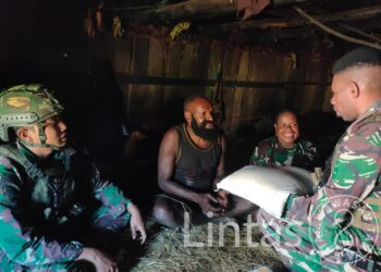 Tak Berjarak, Ksatria Buaya Putih Berkunjung Ke Honai Mama Papua