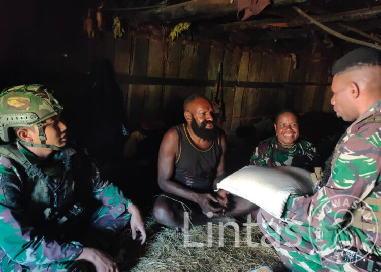 Tak Berjarak, Ksatria Buaya Putih Berkunjung Ke Honai Mama Papua