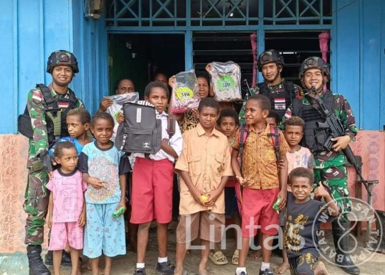 Hadirkan Senyuman, Satgas Yonif 310/KK Kunjungi Kampung Perbatasan