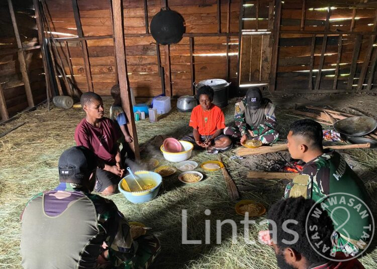 Menyatu Dengan Masyarakat, Prajurit Rusa Hitam 721 Berbagi Resep Dapur Dan Masak Bersama Warga