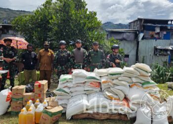 Satgas Yonif 721/Mks Bantu Ringankan Duka Dengan Berikan Perhatian Kepada Warga Kampung Giling Batu