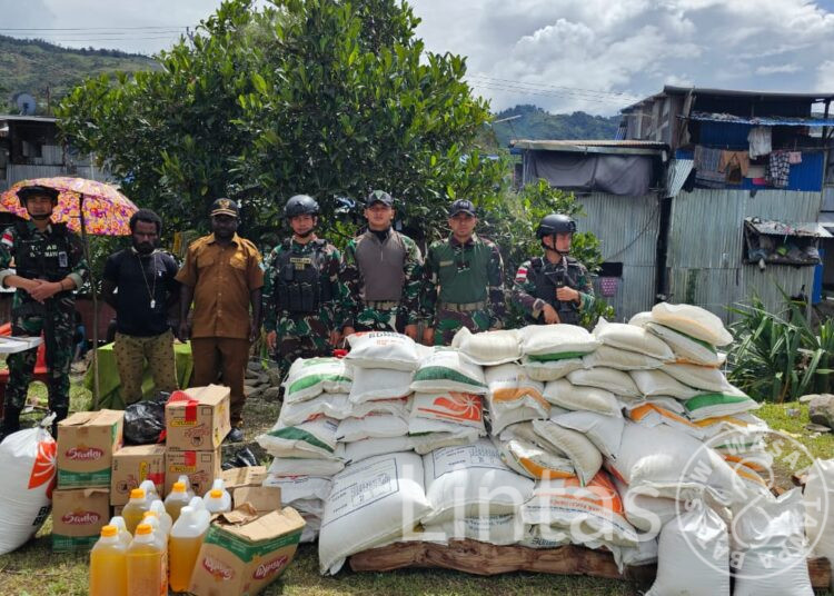 Satgas Yonif 721/Mks Bantu Ringankan Duka Dengan Berikan Perhatian Kepada Warga Kampung Giling Batu