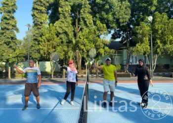 Bahagia Itu Sederhana, Danmenarmed 2 Kostrad Olahraga Tenis Bersama Prajuritnya