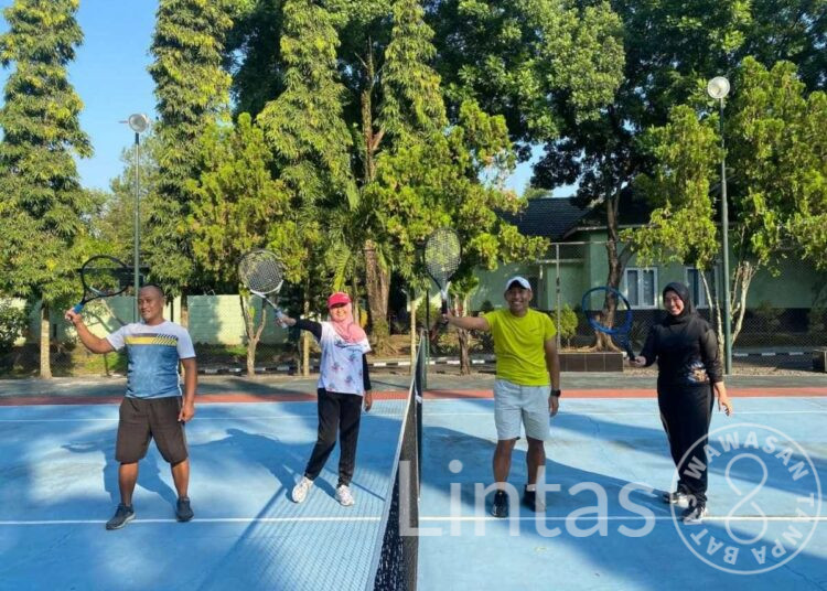 Bahagia Itu Sederhana, Danmenarmed 2 Kostrad Olahraga Tenis Bersama Prajuritnya