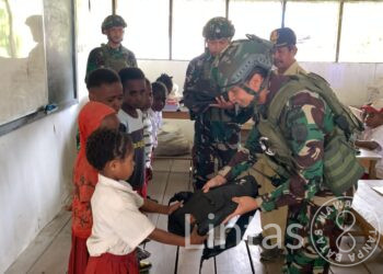 Ajak Belajar Anak Papua, Satgas Buaya Putih Bagikan Alat Tulis