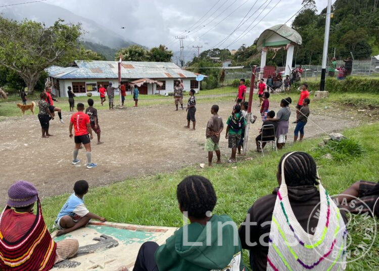 Melalui Olahraga Bersama, Cara Satgas Yonif 721/Mks Jalin Hubungan Baik Dengan Masyarakat