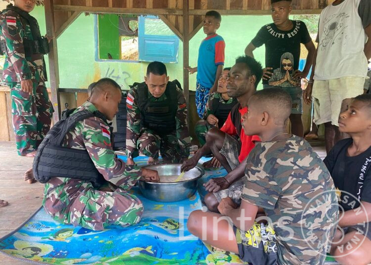 Kedekatan Satgas Yonif 310/KK, Masak Dan Santap Papeda Bersama