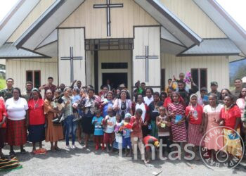 Ajak Dekat Dengan Tuhan, Satgas Buaya Putih Bagikan Alkitab Dan Kalung Rosario