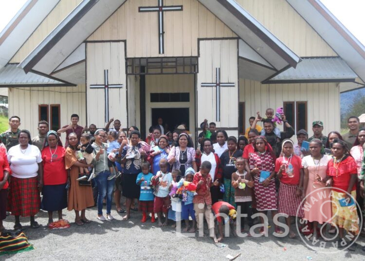 Ajak Dekat Dengan Tuhan, Satgas Buaya Putih Bagikan Alkitab Dan Kalung Rosario