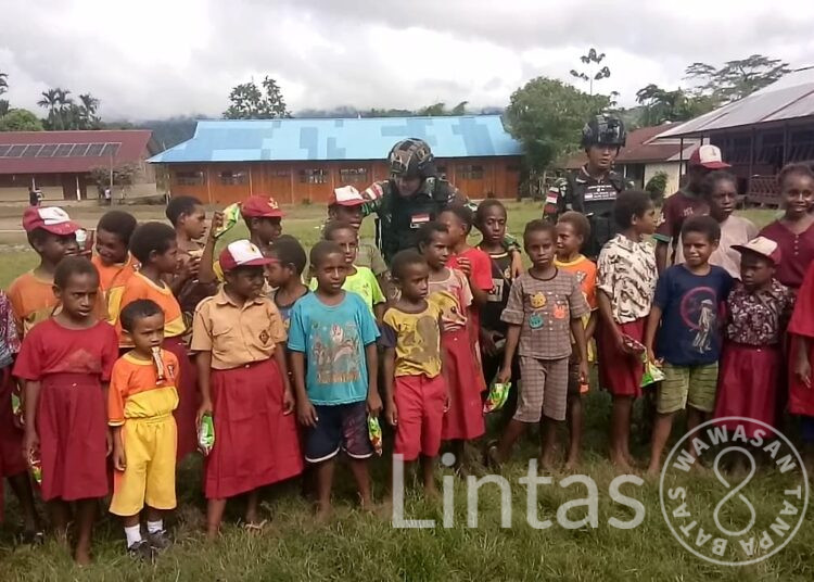 Kunjungi Anak -Anak di Perbatasan, Satgas Yonif 310/KK Bagikan Makanan Dan Susu