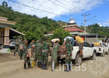 Kepedulian Prajurit Yonif 721/Makkasau Bantu Masyarakat Korban Banjir Bandang di Luwu