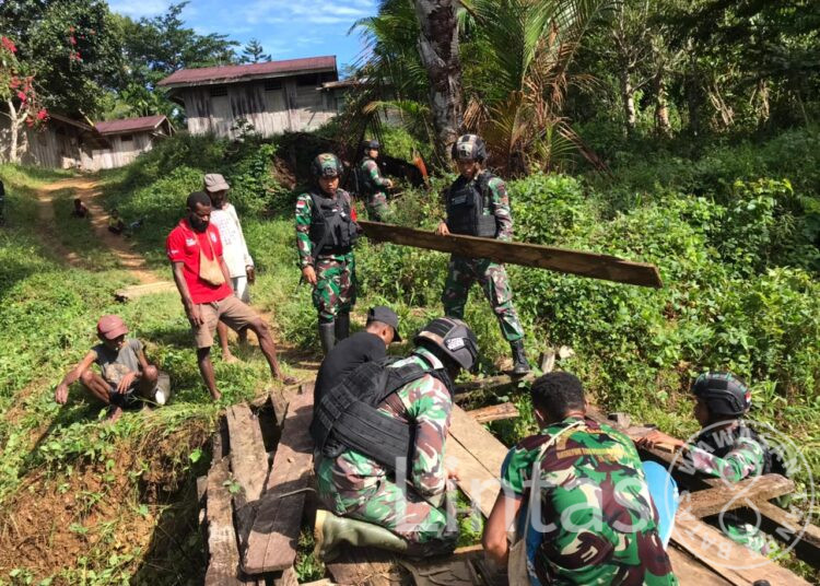Jembatan Rusak Membahayakan Warga, Satgas Yonif 310/KK Tidak Tinggal Diam
