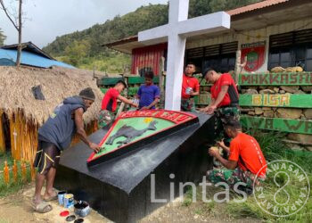 Jelang Purna Tugas, Satgas 721/Makkasau Bangun Tugu Makkasau & Salib di Distrik Balingga