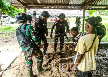 Bangun Hubungan Sosial Yang Kuat Antara TNI-Rakyat, Satgas Yonif 310/KK Bantu Carles Swo!