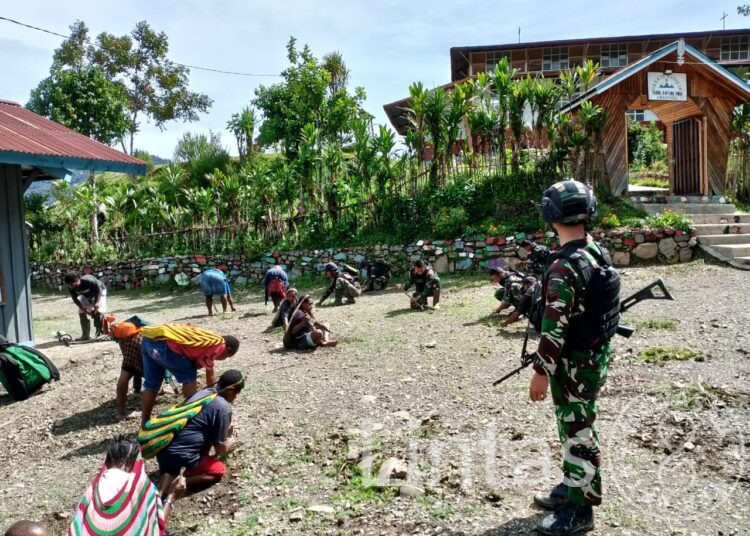 Sambut Hari Jadi Gereja Ke-60, Satgas Yonif 310/KK Bersama Warga Gelar Karya Bakti