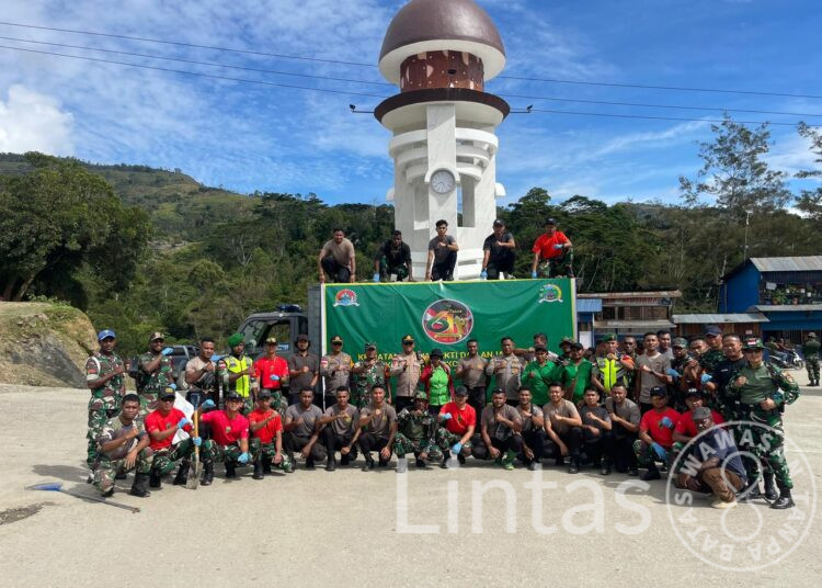 Prajurit Satgas Yonif 721/Mks Bersinergi Laksanakan Karya Bakti di Wilayah Tolikara