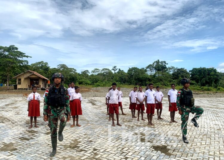 Melalui Baris Berbaris, Satgas Yonif 310/KK Ajarkan Siswa Arti Kedisplinan