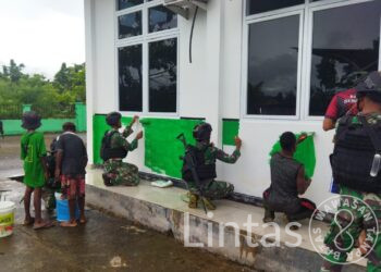 Satgas Yonif 310/KK Bantu Percantik Puskesmas Towe Demi Kenyamanan Warga