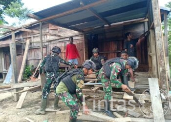 Perbaiki Rumah Warga, Satgas Yonif 310/KK Buktikan Kepeduliannya Pada Masyarakat Perbatasan