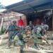 Perbaiki Rumah Warga, Satgas Yonif 310/KK Buktikan Kepeduliannya Pada Masyarakat Perbatasan