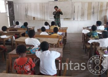 Prajurit 323 Buaya Putih Jadi Guru di Sekolah Pedalaman