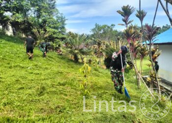 Nyaman Tempatnya Aman Ibadahnya, Satgas Yonif 310/KK Ajak Warga Bersihkan Gereja