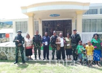 Satgas Yonif 721/Mks Laksanakan Ibadah Bersama Dan Bagikan Alkitab Untuk Masyarakat Papua