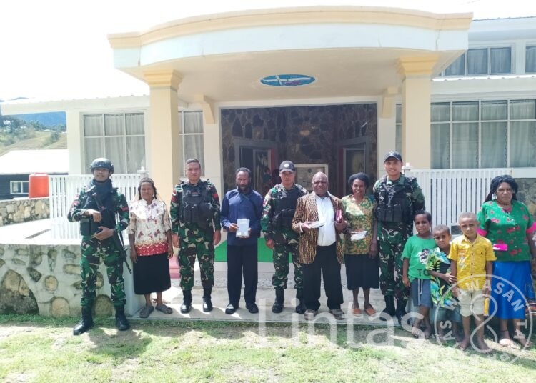 Satgas Yonif 721/Mks Laksanakan Ibadah Bersama Dan Bagikan Alkitab Untuk Masyarakat Papua