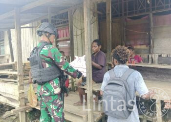 Bagikan Pakaian, Bentuk Perhatian Satgas Yonif 310/KK Pada Warga di Pedalaman Papua