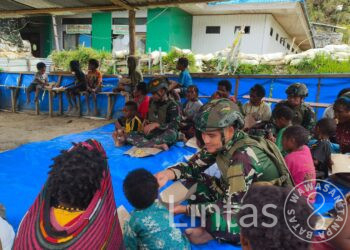Ciptakan Rasa Kekeluargaan, “Minggu Kasih” Yonif 323 Buaya Putih Bersama Masyarakat Pedalaman Papua