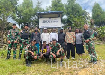 Satgas Yonif 721/Mks Berikan Hadiah Papan Nama Gereja Dan Ajak Masyarakat Makan Bersama