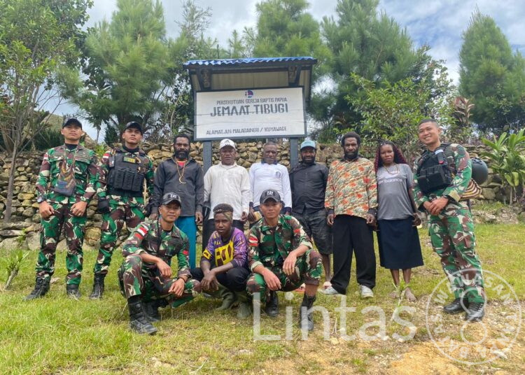 Satgas Yonif 721/Mks Berikan Hadiah Papan Nama Gereja Dan Ajak Masyarakat Makan Bersama