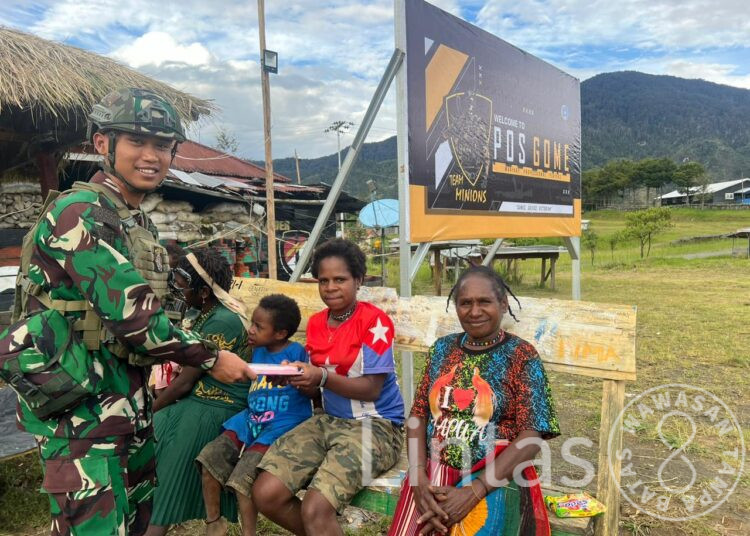 Bagikan Buku Dan Alat Tulis, Satgas Buaya Putih Kostrad Bangkitkan Semangat Belajar