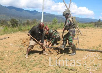 Atasi Kesulitan, Satgas Yonif 323 Buaya Putih Buat Terang Honai