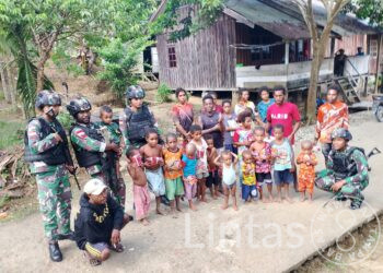 Satgas Yonif 310/KK Kunjungi Warga Perbatasan Bagikan Beras Dan Mie Instan