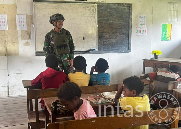 Peduli Pendidikan Pedalaman Papua, Satgas Buaya Putih Bantu Mengajar