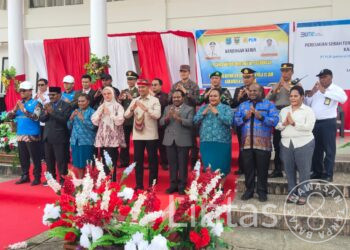 Satgas Yonif 721/Mks Bersama Forkopimda Sambut Kunjungan Kerja Pj Gubernur Papua Pegunungan di Lanny Jaya