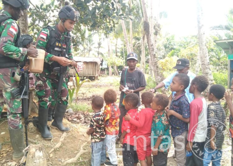 Peduli Gizi Anak, Satgas Yonif 310/KK Bagikan Susu Dan Biskuit di Perbatasan