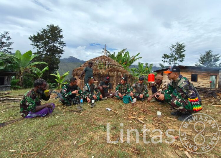 Kepedulian Satgas Yonif 721/Mks Bantu Masyarakat Bangun Honai