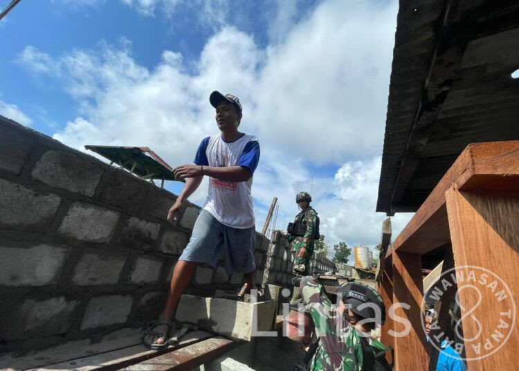 Percepat Kegiatan Teritorial, Satgas Yonif 310/KK Bantu Bangun Kamar Mandi Masjid