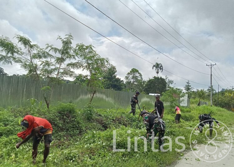 Peduli Lingkungan, Satgas Yonif 310/KK Ajak Warga Bersihkan Jalan Kampung