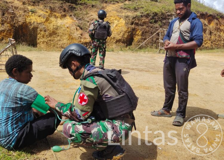 Jajaran Satgas Yonif 721/Mks Laksanakan Patroli Kesehatan di Lanny Jaya
