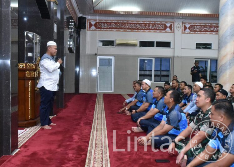 Untuk Meningkatkan Keimanan Dan Ketakwaan, Personel Lanud Husein Sastranegara Melaksanakan Sholat Subuh Berjamaah