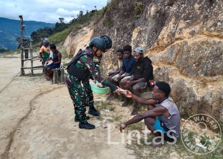 Jumat Berkat, Satgas Yonif 721/Mks Bagikan Nasi Bungkus Untuk Masyarakat Papua