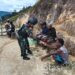 Jumat Berkat, Satgas Yonif 721/Mks Bagikan Nasi Bungkus Untuk Masyarakat Papua