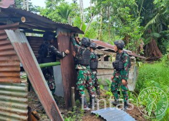 Satgas Yonif 310/KK Buatkan Kamar Mandi Sederhana Untuk Keluarga Lukas Kelaimi
