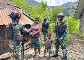 Satgas Yonif 721/Mks Kunjungi Masyarakat Distrik Balingga Pererat Hubungan Baik